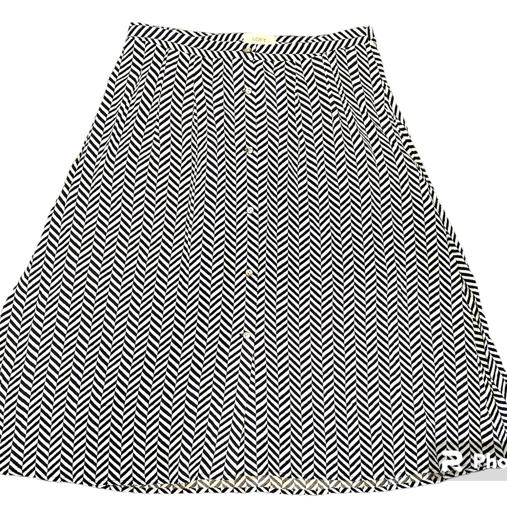 LOFT Skirt NWT Size 4 Button